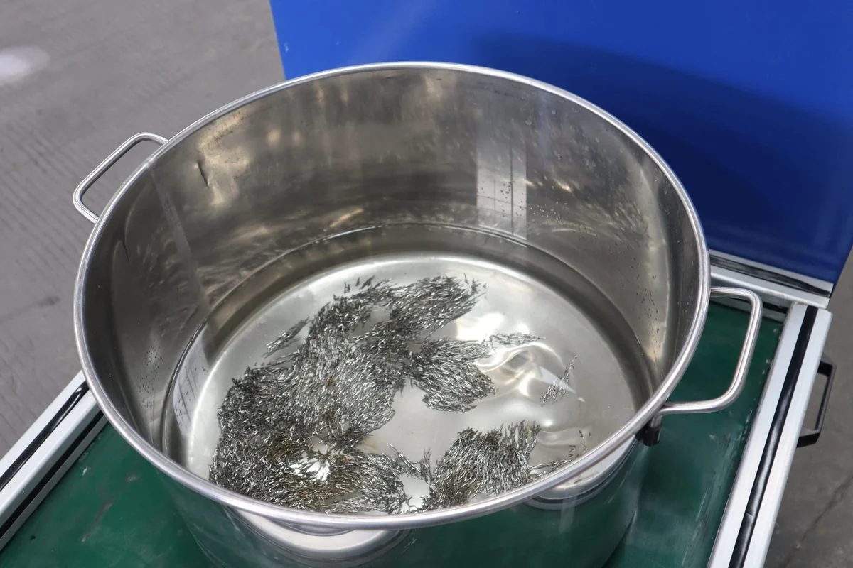 Magnetic polishing pins moving in a stainless steel working container