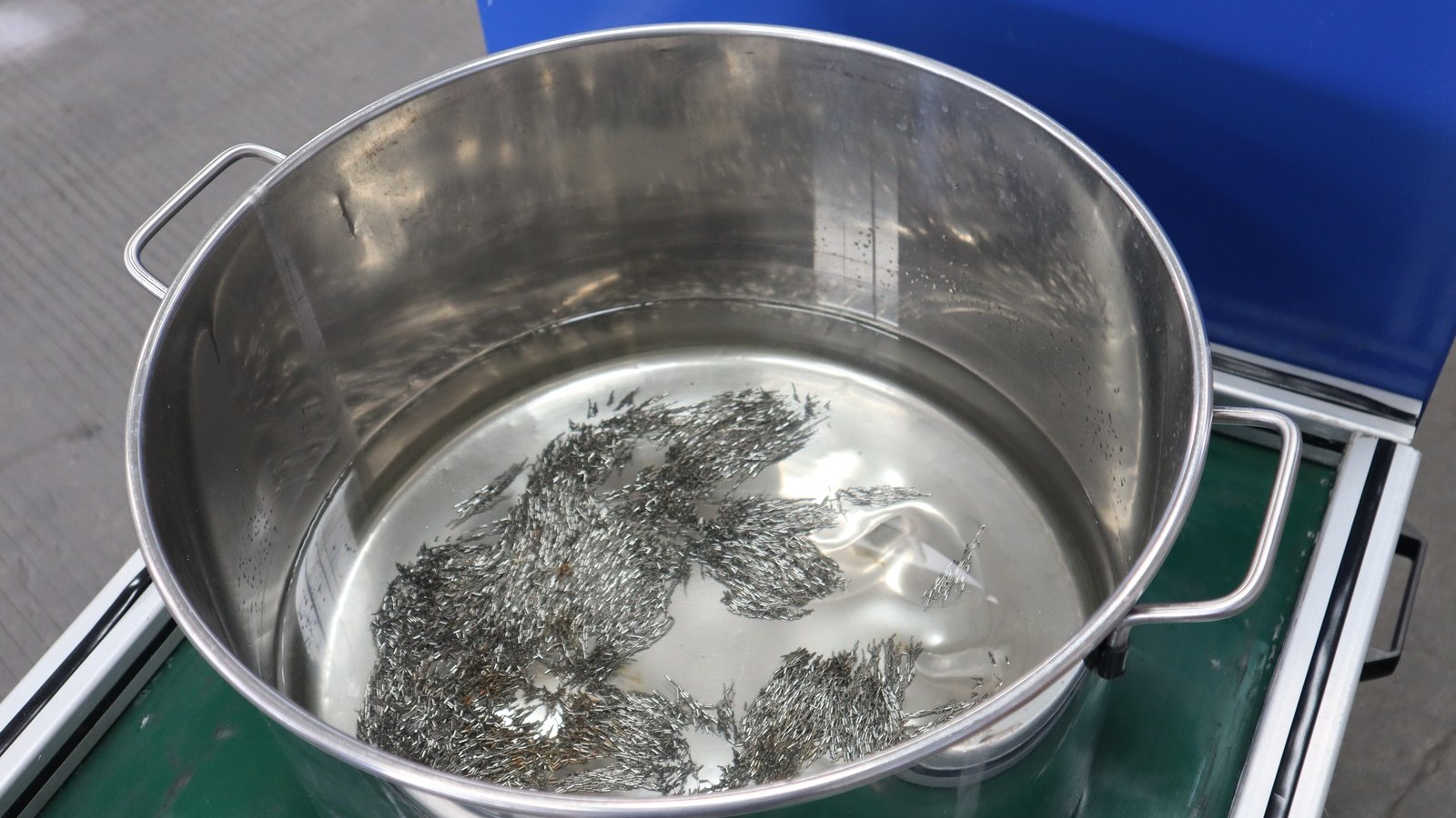 Inside the magnetic drum: the needles and the parts they carry